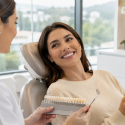 Carillas de porcelana vs. resina: ¿cuál elegir para un diseño de sonrisa duradero?