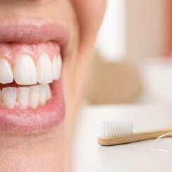 Encías que sangran al cepillarte: causas, señales de alerta y cuándo acudir al dentista
